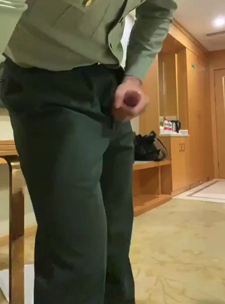 兵哥哥休假期間開房擼屌飛機